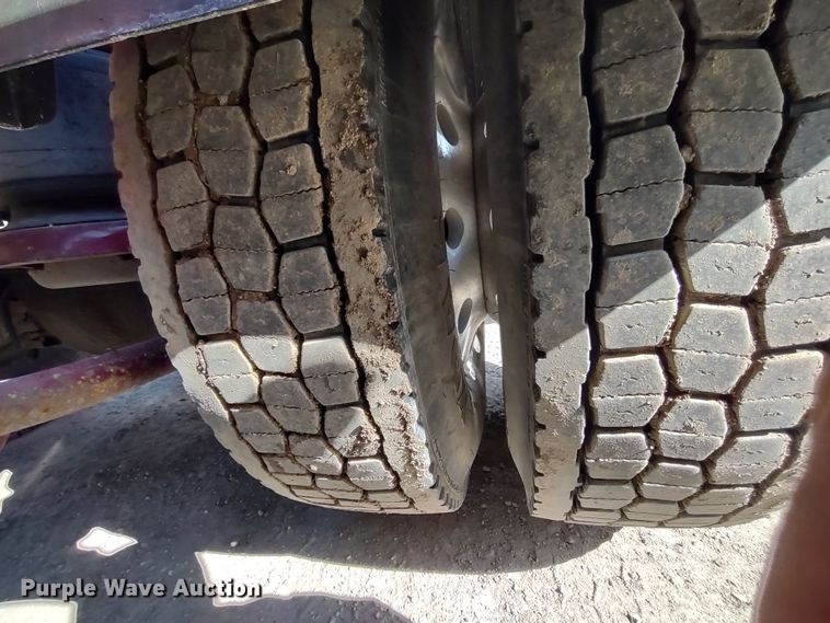 image for item DR8281 2004 Kenworth T800  semi truck