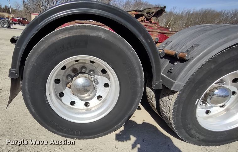 image for item DR8281 2004 Kenworth T800  semi truck