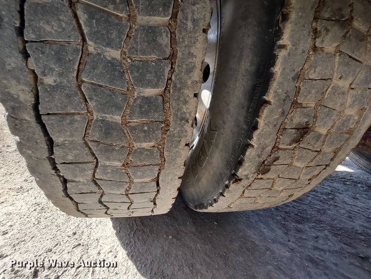 image for item DR8281 2004 Kenworth T800  semi truck