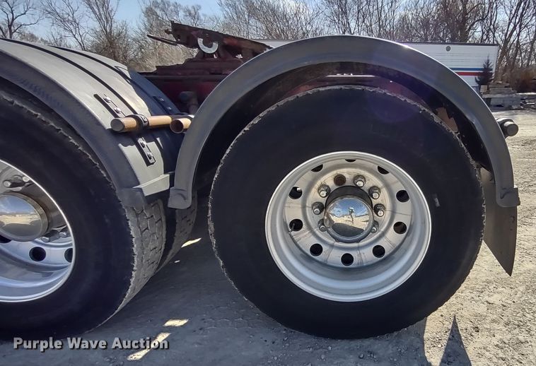 image for item DR8281 2004 Kenworth T800  semi truck