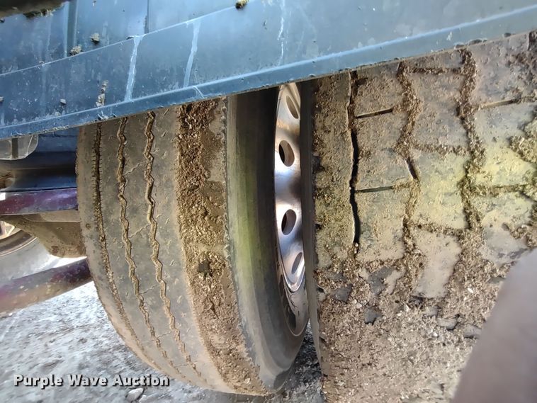 image for item DR8281 2004 Kenworth T800  semi truck