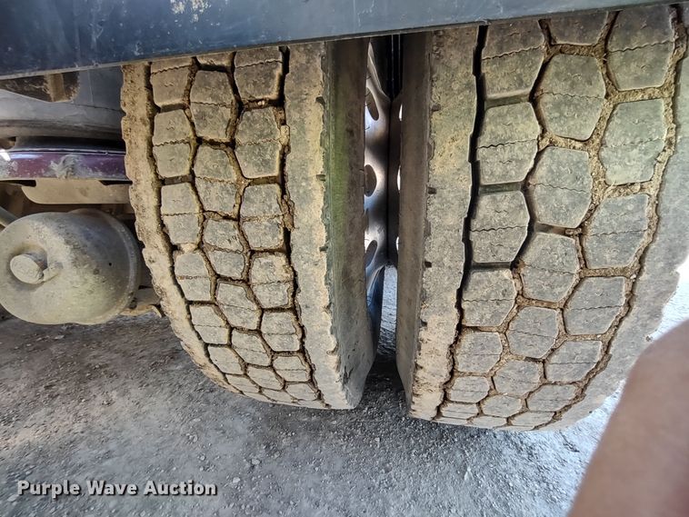 image for item DR8281 2004 Kenworth T800  semi truck