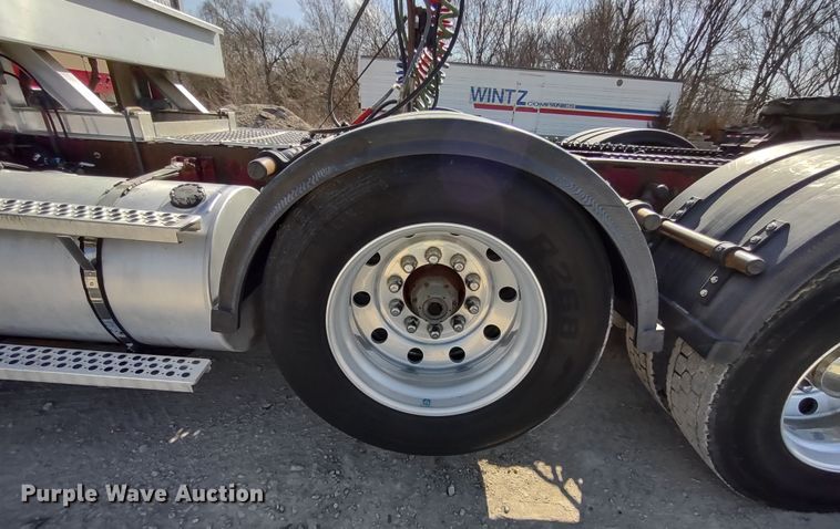 image for item DR8281 2004 Kenworth T800  semi truck