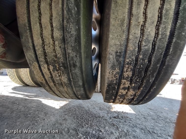 image for item DR8281 2004 Kenworth T800  semi truck