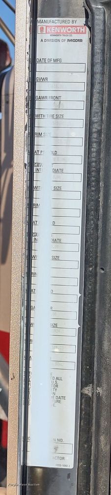 image for item DR8281 2004 Kenworth T800  semi truck