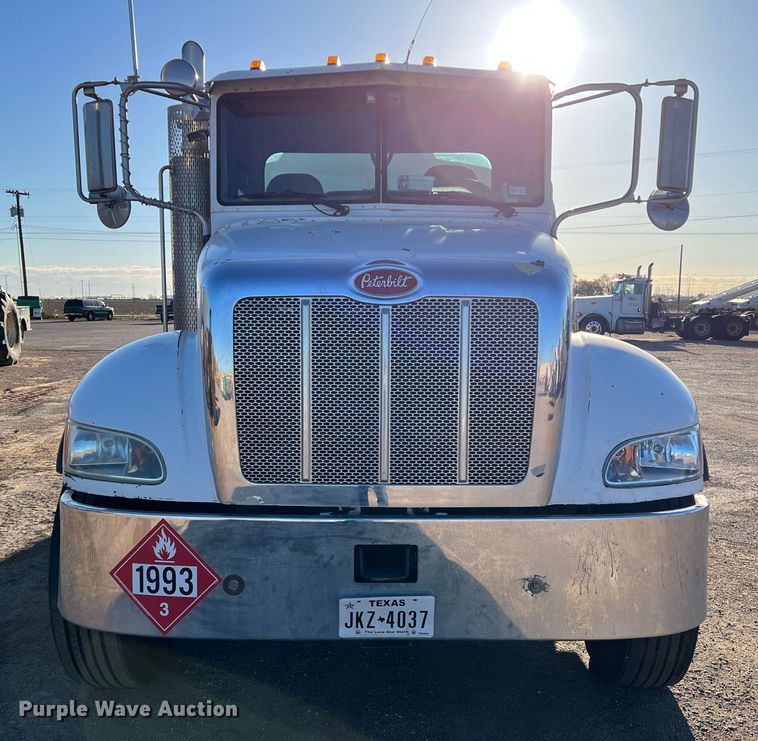 image for item DS2782 2009 Peterbilt 340  fuel / lube truck