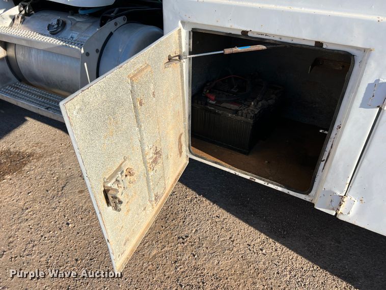 image for item DS2782 2009 Peterbilt 340  fuel / lube truck