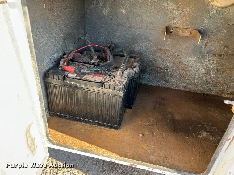 image for item DS2782 2009 Peterbilt 340  fuel / lube truck