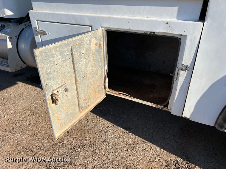 image for item DS2782 2009 Peterbilt 340  fuel / lube truck