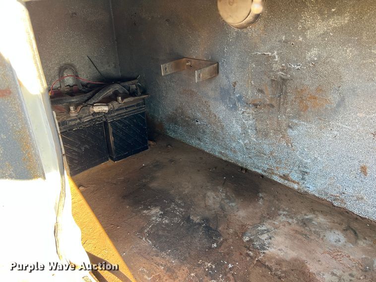 image for item DS2782 2009 Peterbilt 340  fuel / lube truck