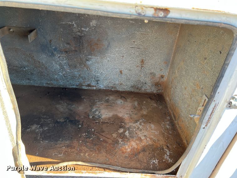 image for item DS2782 2009 Peterbilt 340  fuel / lube truck