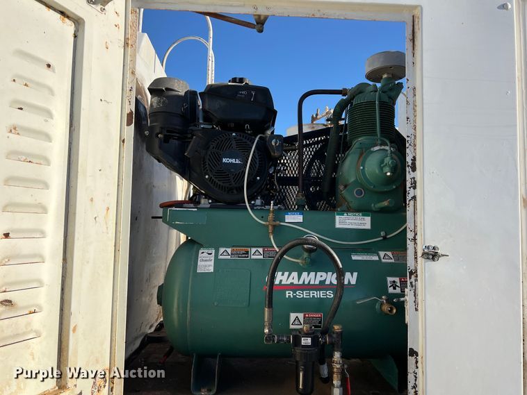 image for item DS2782 2009 Peterbilt 340  fuel / lube truck