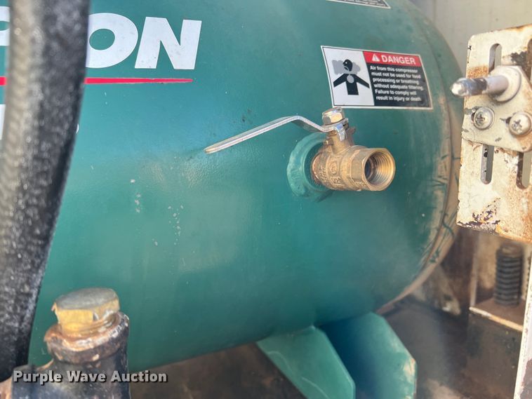 image for item DS2782 2009 Peterbilt 340  fuel / lube truck