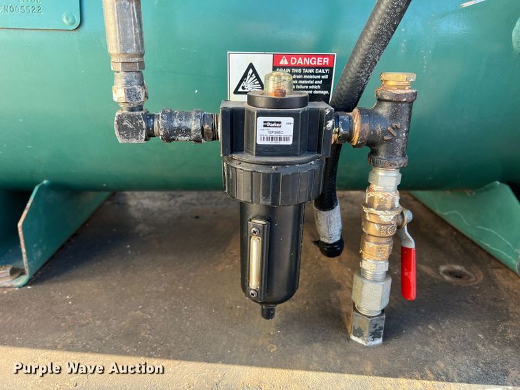 image for item DS2782 2009 Peterbilt 340  fuel / lube truck