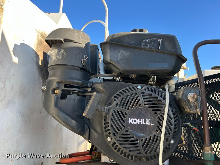 image for item DS2782 2009 Peterbilt 340  fuel / lube truck