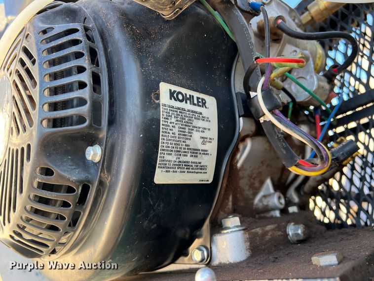 image for item DS2782 2009 Peterbilt 340  fuel / lube truck