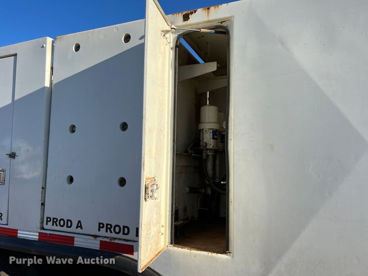 image for item DS2782 2009 Peterbilt 340  fuel / lube truck