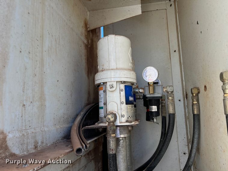 image for item DS2782 2009 Peterbilt 340  fuel / lube truck