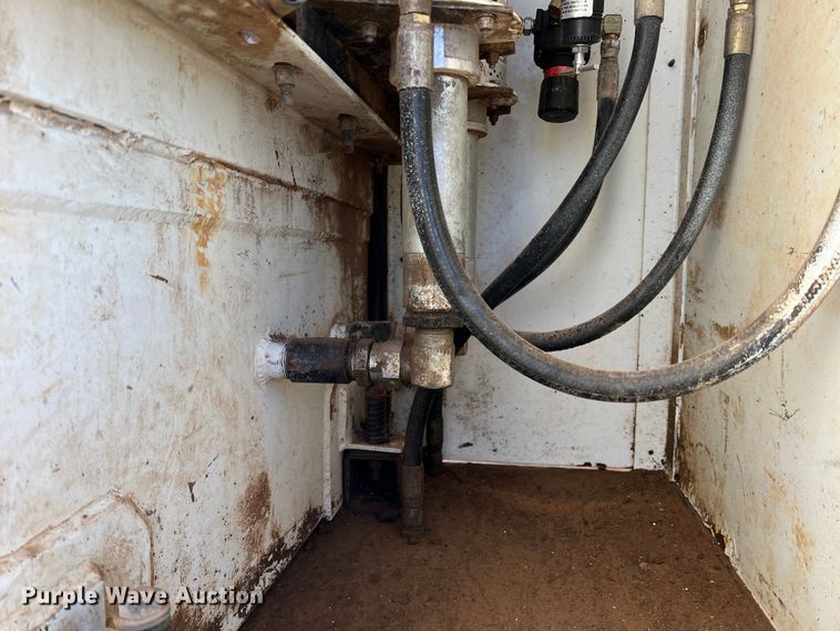 image for item DS2782 2009 Peterbilt 340  fuel / lube truck