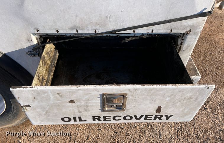 image for item DS2782 2009 Peterbilt 340  fuel / lube truck