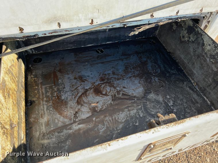 image for item DS2782 2009 Peterbilt 340  fuel / lube truck