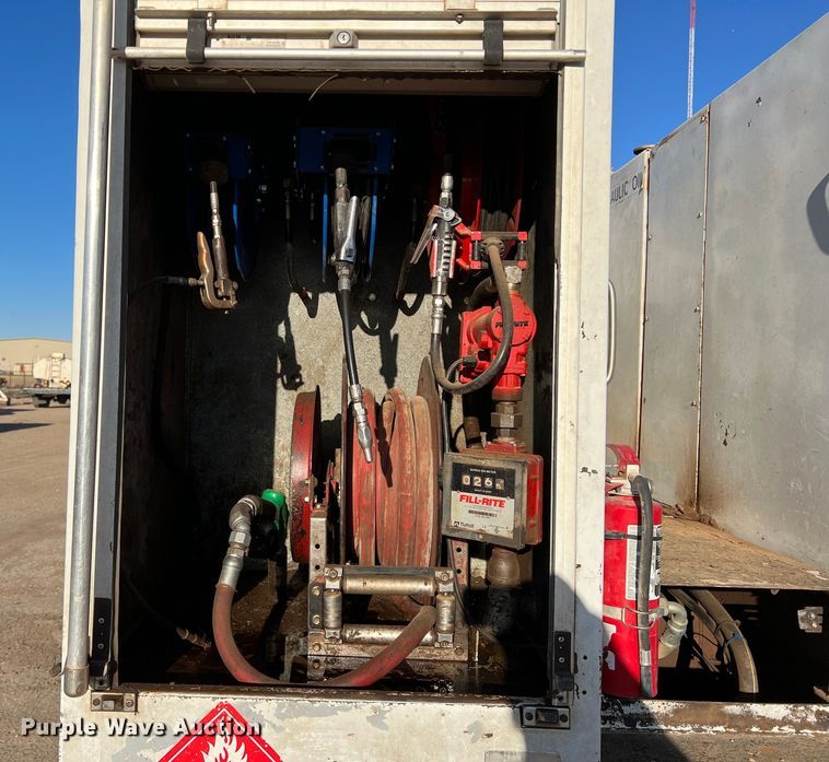 image for item DS2782 2009 Peterbilt 340  fuel / lube truck