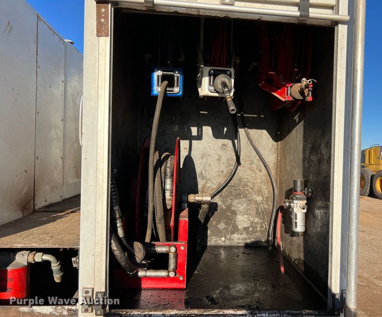 image for item DS2782 2009 Peterbilt 340  fuel / lube truck