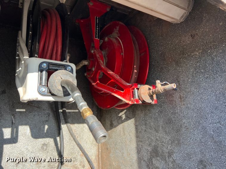 image for item DS2782 2009 Peterbilt 340  fuel / lube truck