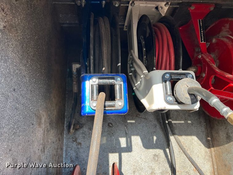 image for item DS2782 2009 Peterbilt 340  fuel / lube truck