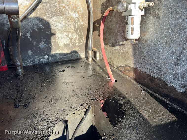 image for item DS2782 2009 Peterbilt 340  fuel / lube truck