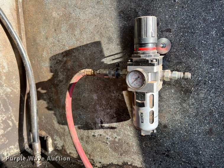 image for item DS2782 2009 Peterbilt 340  fuel / lube truck