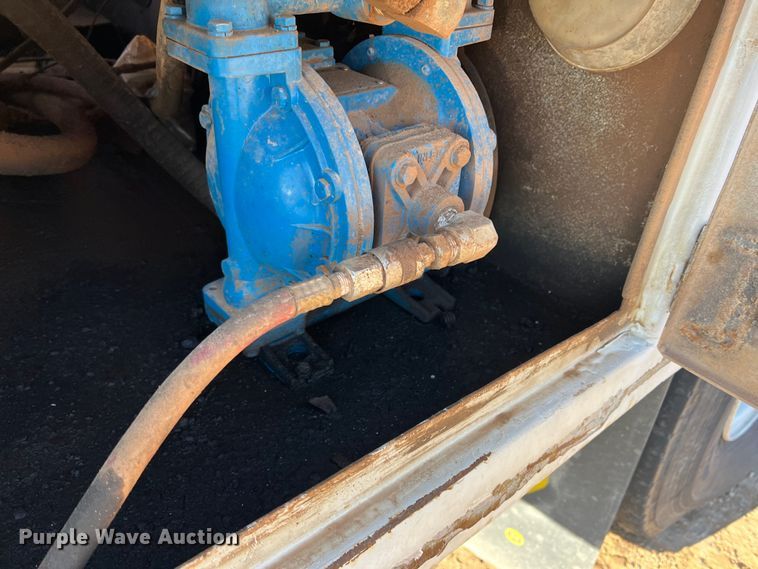 image for item DS2782 2009 Peterbilt 340  fuel / lube truck