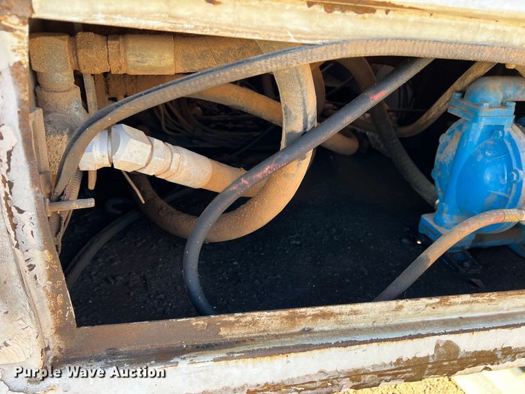 image for item DS2782 2009 Peterbilt 340  fuel / lube truck