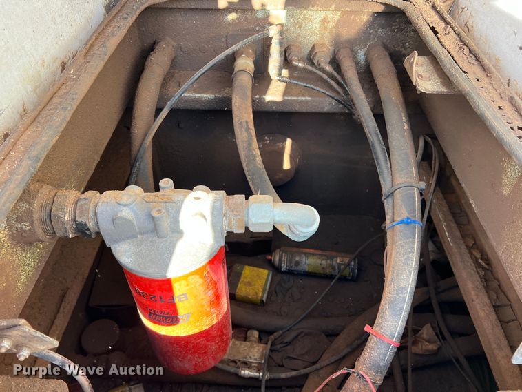 image for item DS2782 2009 Peterbilt 340  fuel / lube truck