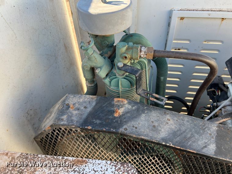 image for item DS2782 2009 Peterbilt 340  fuel / lube truck