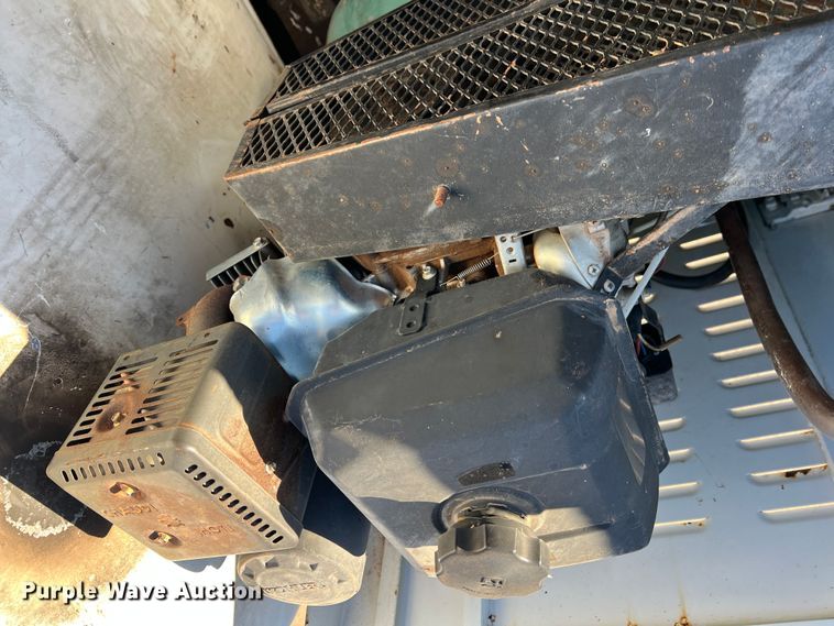 image for item DS2782 2009 Peterbilt 340  fuel / lube truck