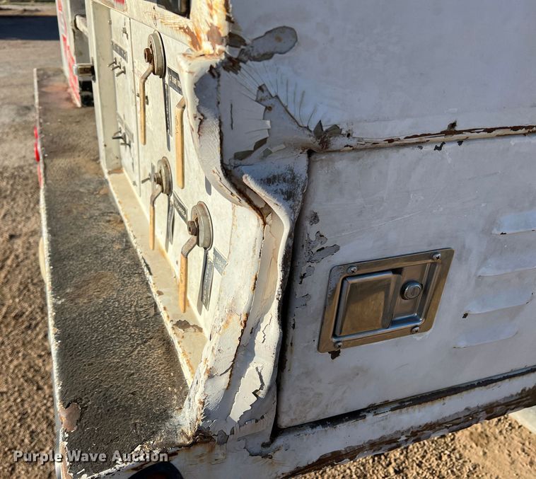 image for item DS2782 2009 Peterbilt 340  fuel / lube truck