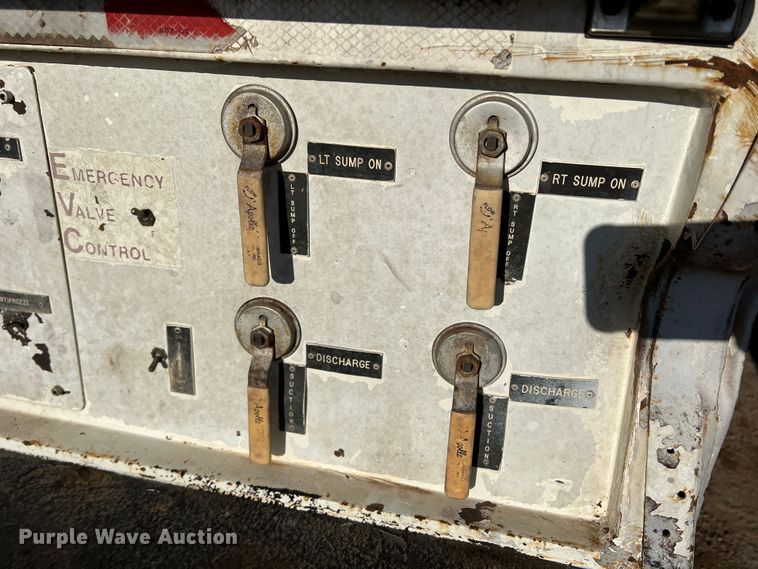 image for item DS2782 2009 Peterbilt 340  fuel / lube truck