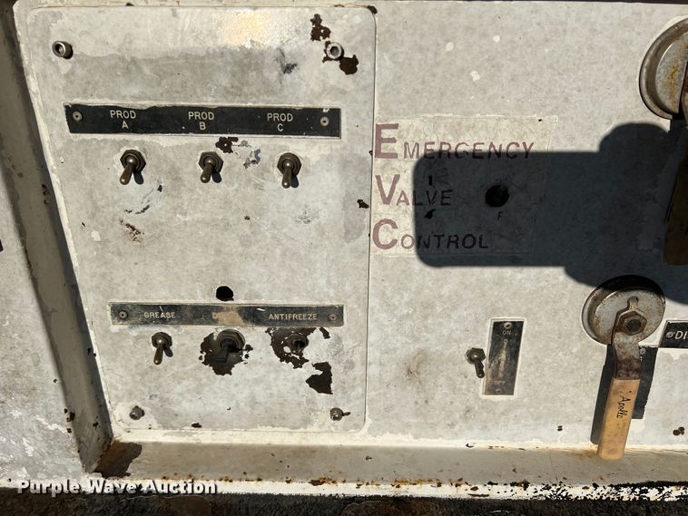 image for item DS2782 2009 Peterbilt 340  fuel / lube truck