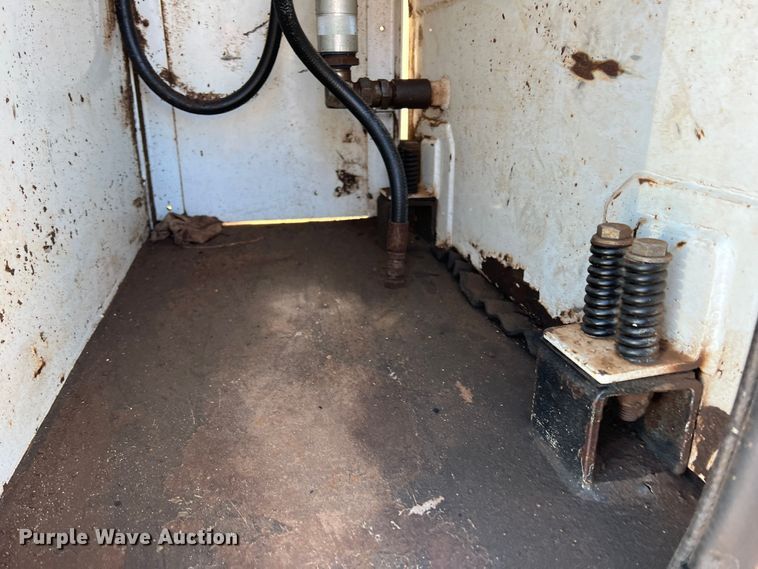 image for item DS2782 2009 Peterbilt 340  fuel / lube truck