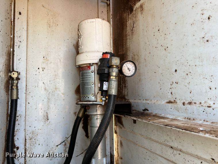 image for item DS2782 2009 Peterbilt 340  fuel / lube truck