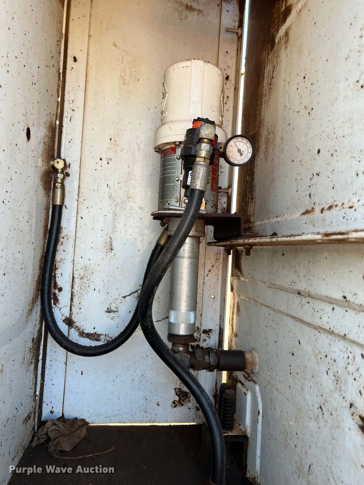 image for item DS2782 2009 Peterbilt 340  fuel / lube truck