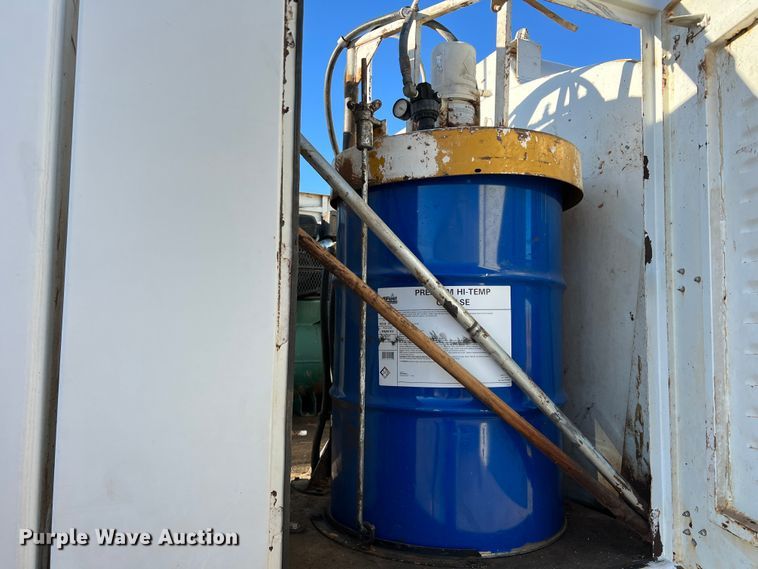 image for item DS2782 2009 Peterbilt 340  fuel / lube truck