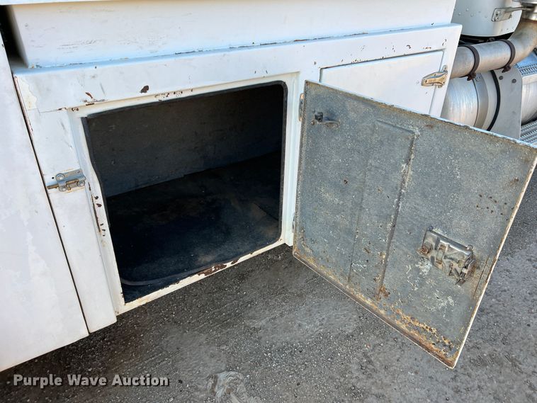 image for item DS2782 2009 Peterbilt 340  fuel / lube truck