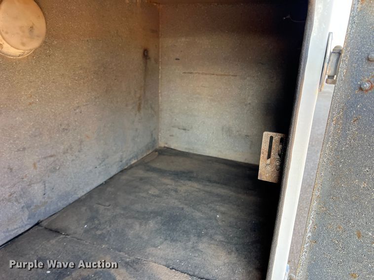 image for item DS2782 2009 Peterbilt 340  fuel / lube truck