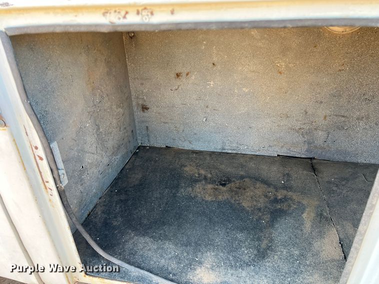 image for item DS2782 2009 Peterbilt 340  fuel / lube truck