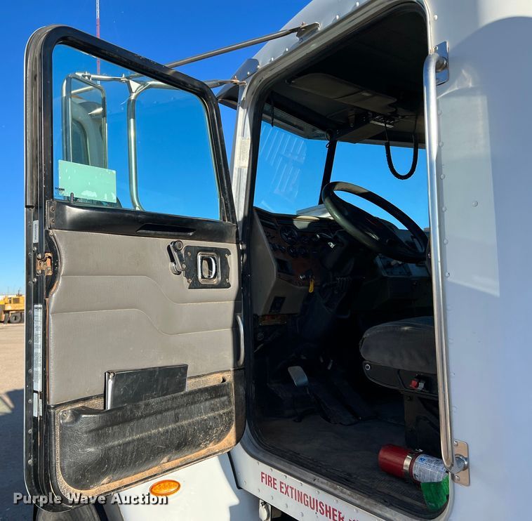 image for item DS2782 2009 Peterbilt 340  fuel / lube truck