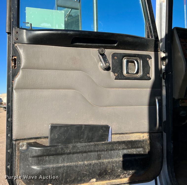 image for item DS2782 2009 Peterbilt 340  fuel / lube truck