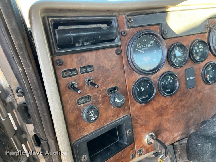 image for item DS2782 2009 Peterbilt 340  fuel / lube truck