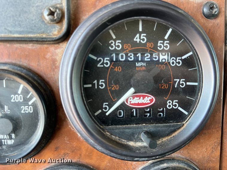 image for item DS2782 2009 Peterbilt 340  fuel / lube truck